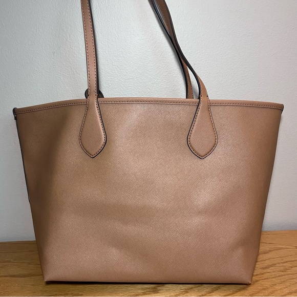Michael Kors Saige Med Reversible Tote and Zip Clutch - Picture 5 of 15